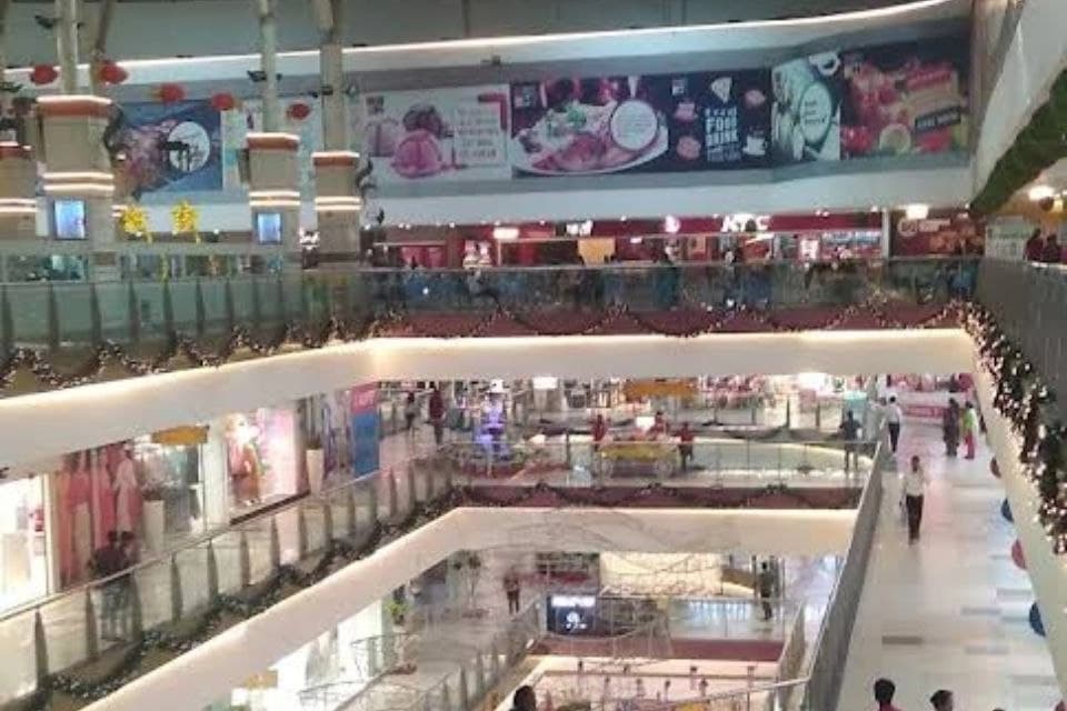 Mall Road (Mahatma Gandhi Road)